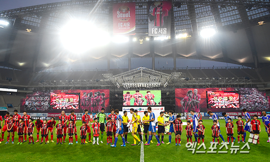 꽉 찬 K리그 축구 경기장 관중석 모습